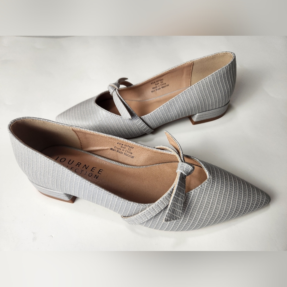 Journee Collection Women's Light Gray Textured Pointed Toe Flats with Bow